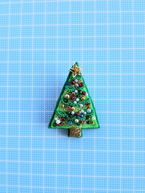 タティングレースとビーズ刺繍のブローチ《クリスマスツリー A》 2枚目の画像