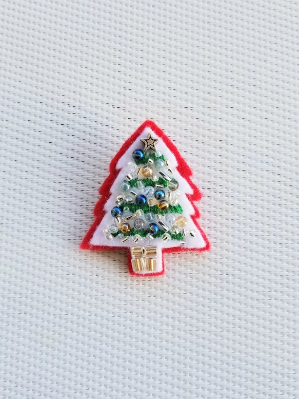 ビーズ刺繍のブローチ《クリスマスツリー C》 1枚目の画像