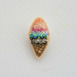 ビーズ刺繍のブローチ《色とりどりアイスクリーム》 1枚目の画像