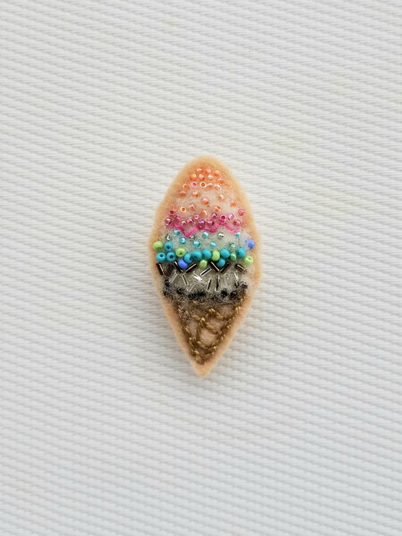 ビーズ刺繍のブローチ《色とりどりアイスクリーム》 1枚目の画像