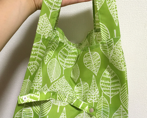 エコバッグ コンパクトサイズ 〈緑色 葉っぱ柄〉 エコバッグ