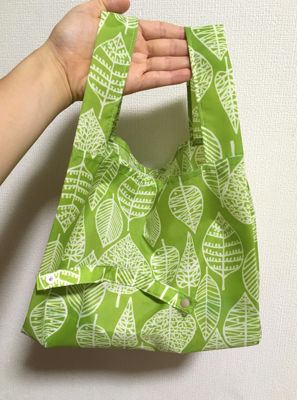 エコバッグ コンパクトサイズ 〈緑色 葉っぱ柄〉 エコバッグ