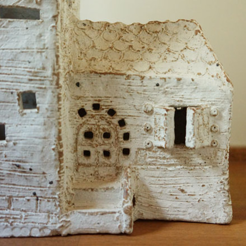 伊豆石で作った森の家をイメージしたランプシェードです。 伊豆石で作った森の家をイメージしたランプシェードです。