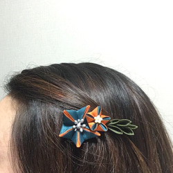 つまみ細工 髪飾り 桔梗のミニコーム（紺） 5枚目の画像