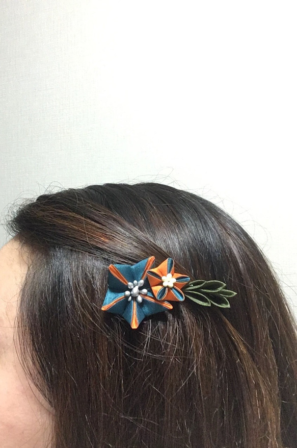 つまみ細工 髪飾り 桔梗のミニコーム（紺） 5枚目の画像