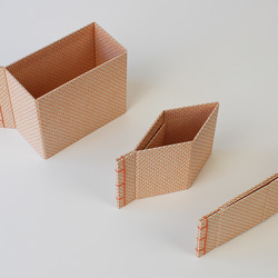 トジハコ（７×７×１０）：和綴　収納箱　ペンたて　文具収納　小物入れ　収納　デスク収納　友禅紙　持ち運び　コスメ収納 3枚目の画像