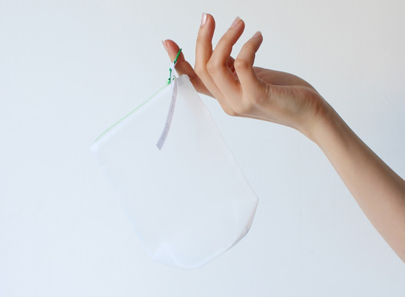 超軽量！zero：Flat pouch L（フラット・ポーチ）Lサイズ：軽い　透ける　透明感　小物入れ 2枚目の画像