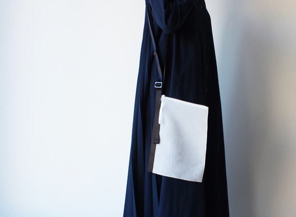 超軽量！zero：Flat belted bag（フラット・ベルテッドバッグ）：ショルダーバッグ　軽い　透ける　透明感 3枚目の画像