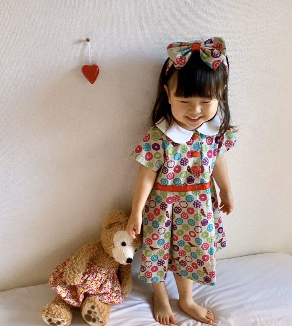 【送料無料】２点セット　コットンリネン　赤リボンと鳥と花柄ドットのワンピース　大きなリボンのヘアバンドセット＊受注製作＊