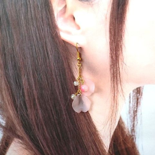 E揺れる桜の花びら♪しずくピアス♪サクラさくら アクセサリー