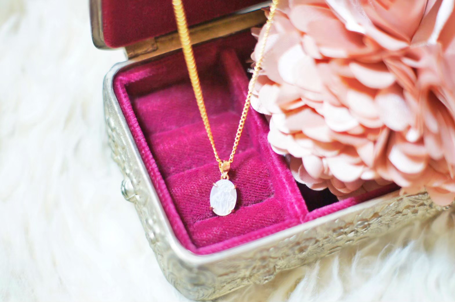 14kgf★ホワイトシェル(白蝶貝)のマリア様のエレガントなネックレス