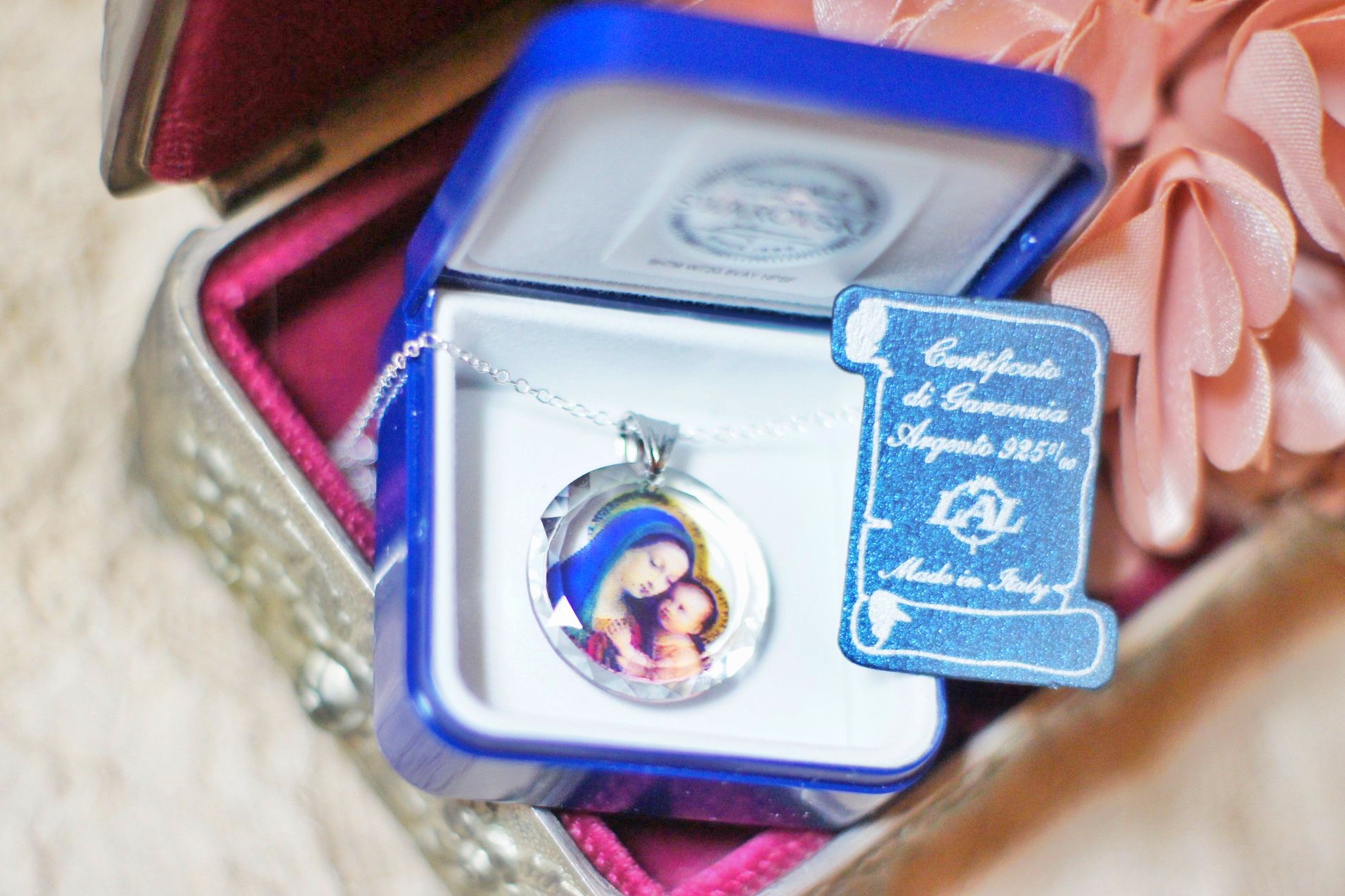 スワロフスキイの美しい聖母子とシルバー925チェーンのお守りネックレス