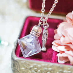 アメジストの魔法の小瓶とルルドのマリア様の恋愛と精神安定のお守りネックレス 1枚目の画像
