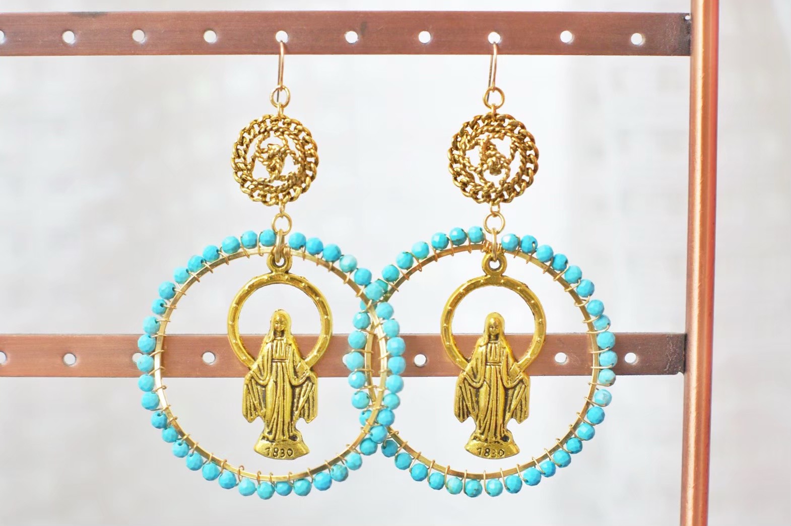 14kgfポスト★ マグネサイトターコイズとヴィンテージボタンのマリア様ピアス