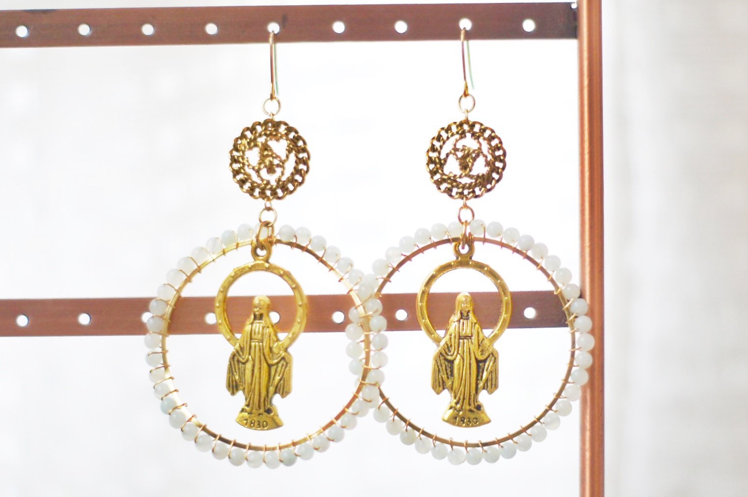 14kgfポスト★アマゾナイトとヴィンテージボタンのマリア様ピアス