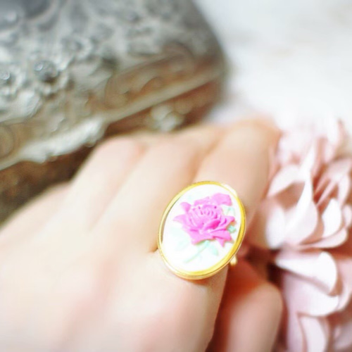 アンティークテイストな薔薇カメオのお姫さまリング ショッキング 