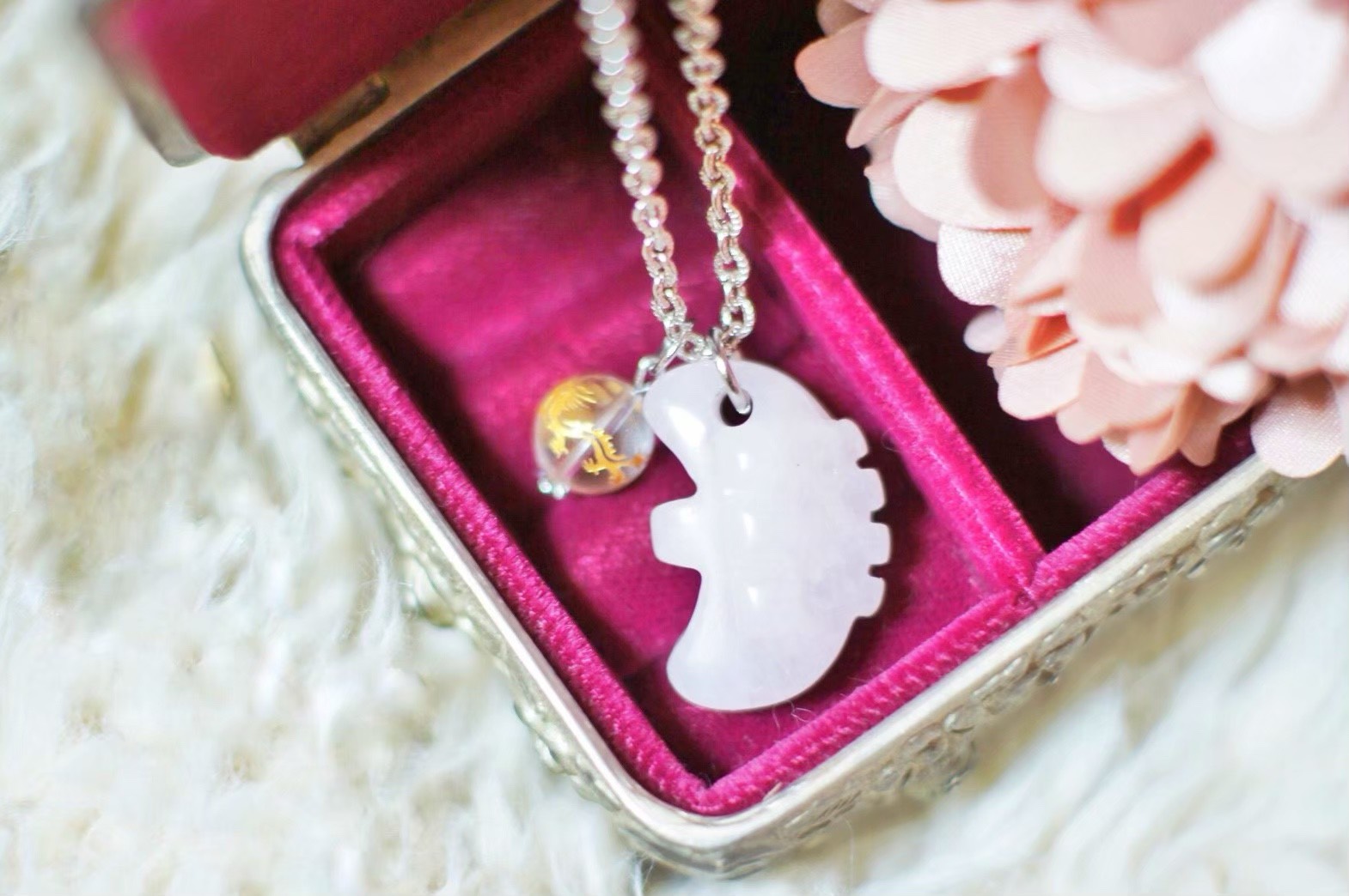 子持ち勾玉と龍水晶のごえん結びお守りネックレス ローズクオーツ