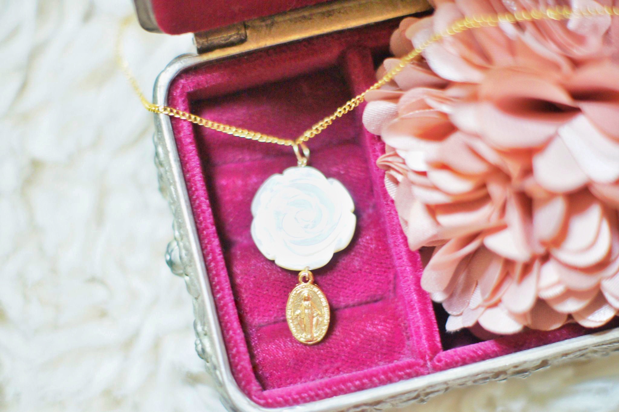 白蝶貝のエレガントローズと金メッキの不思議のメダイの14kgfお守りネックレス