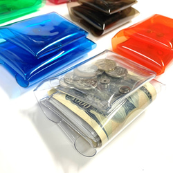 “免運費”全 11 種顏色 [非常受歡迎的 ♪ 不破鈔的無縫三折錢包] 四季透明 PVC 第1張的照片
