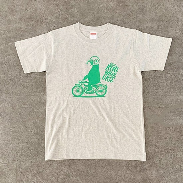 【Mサイズ数量&色限定SALE】新作WEEK2021　くまさんバイクに乗って旅に出る　緑　半袖Tシャツ　秋色 2枚目の画像