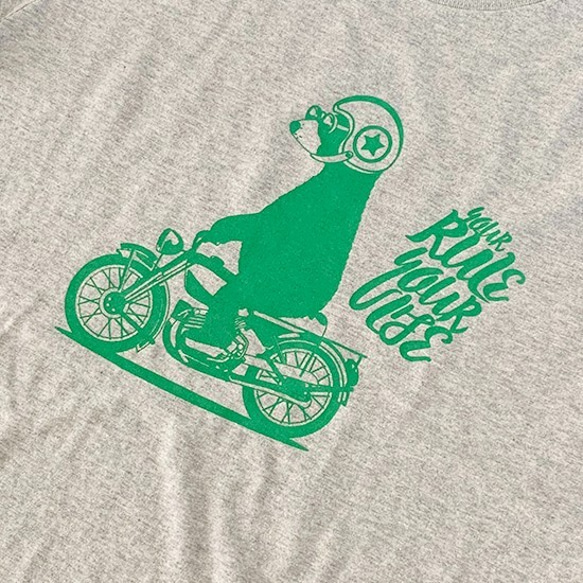 【Mサイズ数量&色限定SALE】新作WEEK2021　くまさんバイクに乗って旅に出る　緑　半袖Tシャツ　秋色 3枚目の画像