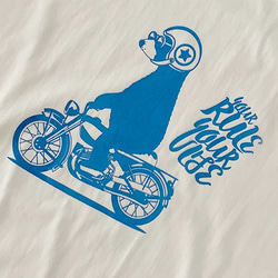 【Mサイズ数量&色限定SALE】新作WEEK2021　くまさんバイクに乗って旅に出る　水色　半袖Tシャツ 2枚目の画像