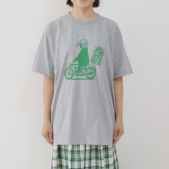 【Mサイズ数量&色限定SALE】新作WEEK2021　くまさんバイクに乗って旅に出る　水色　半袖Tシャツ 3枚目の画像