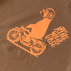 【Mサイズ数量&色限定SALE】新作WEEK2021　くまさんバイクに乗って旅に出る　オレンジ　半袖Tシャツ 2枚目の画像