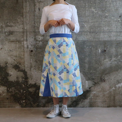 裾切替　手書きライン柄　　青系　Aラインスカート　ウェストゴム 2枚目の画像