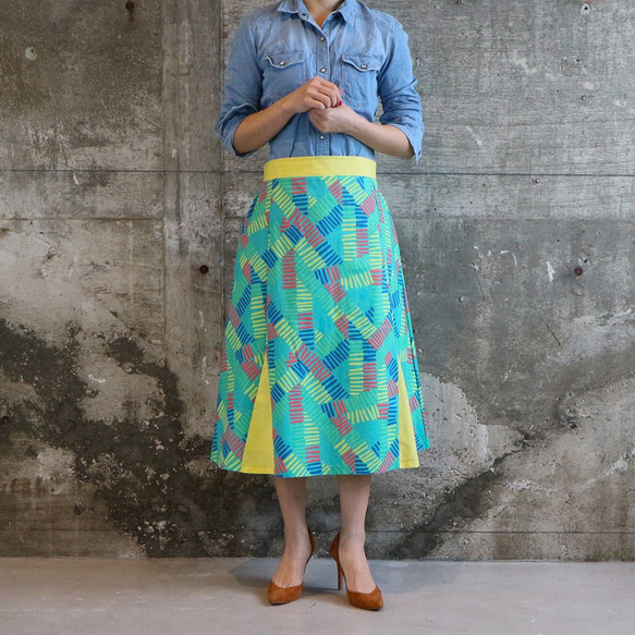 裾切替　手書きライン柄　　緑系　Aラインスカート　ウェストゴム 2枚目の画像