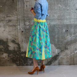 裾切替　手書きライン柄　　緑系　Aラインスカート　ウェストゴム 1枚目の画像