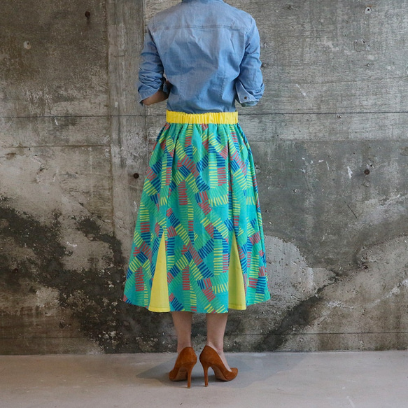 裾切替　手書きライン柄　　緑系　Aラインスカート　ウェストゴム 3枚目の画像