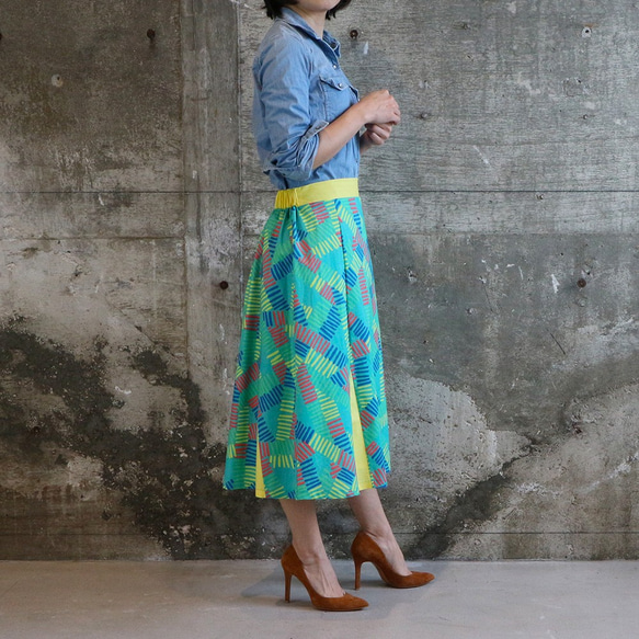 裾切替　手書きライン柄　　緑系　Aラインスカート　ウェストゴム 4枚目の画像