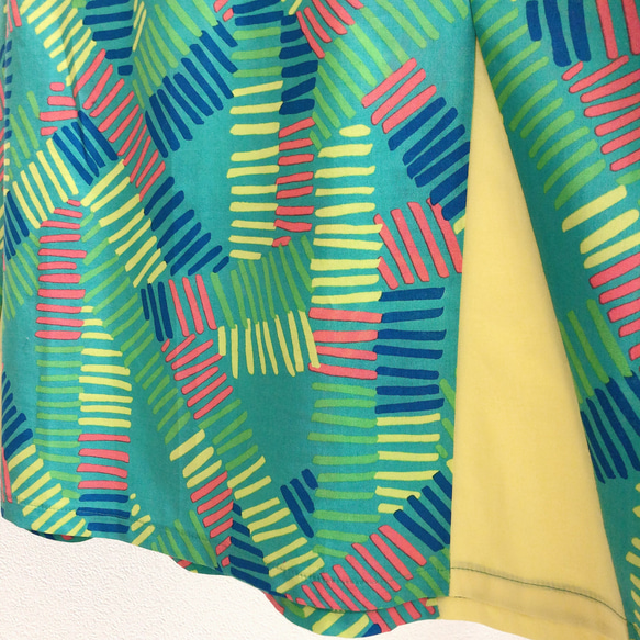 裾切替　手書きライン柄　　緑系　Aラインスカート　ウェストゴム 7枚目の画像