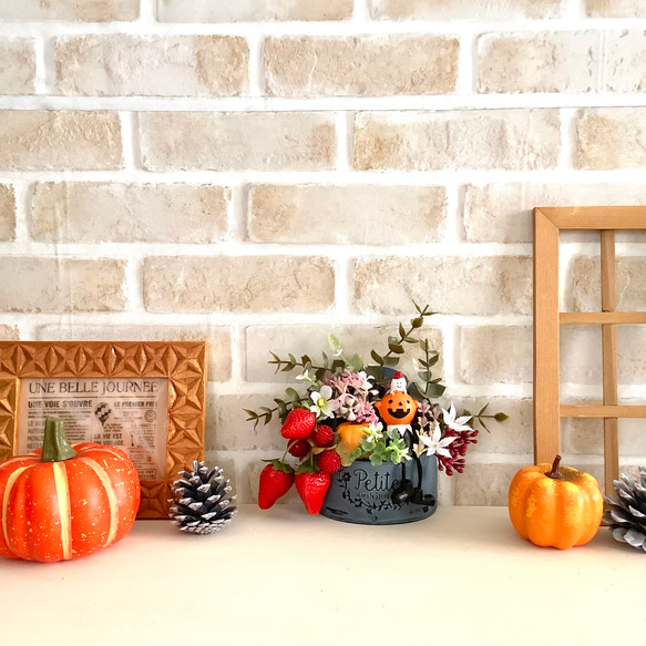 ブリキ製半円ウォールポットのハロウィンアレンジ◇かぼちゃ人形とイチゴ◇インテリア 5枚目の画像