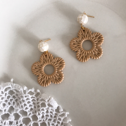 ラタン風フラワーとモザイクシェル(白)のピアス/イヤリング ピアス  