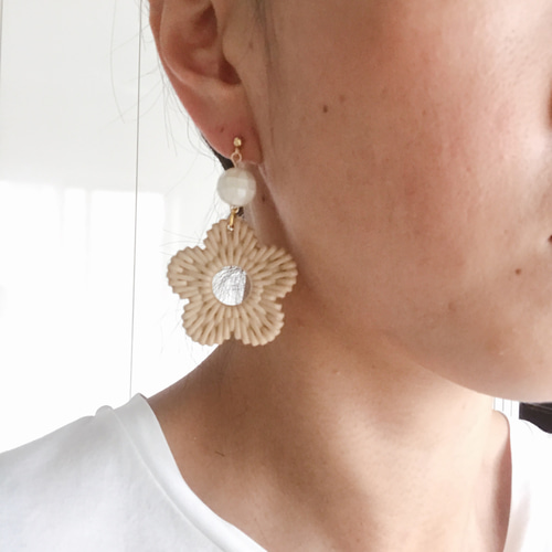 ラタン風フラワーとモザイクシェル(白)のピアス/イヤリング ピアス  