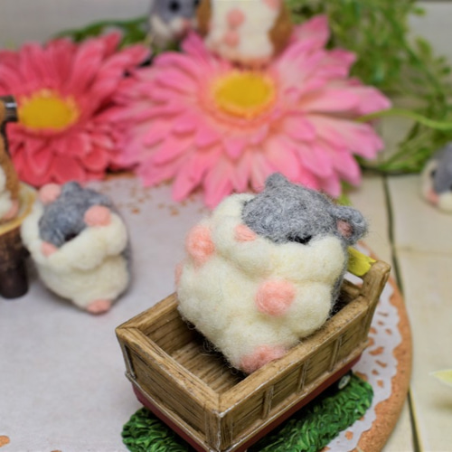 残り一つ！！！ 羊毛フェルトハムスター 毛づくろい 羊毛