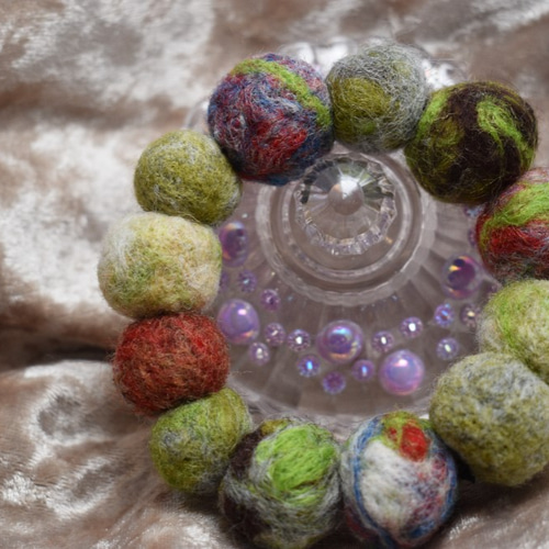 マーブル羊毛フェルトボールのシュシュ♡ヘアゴム♡ポンポン♡グリーン  