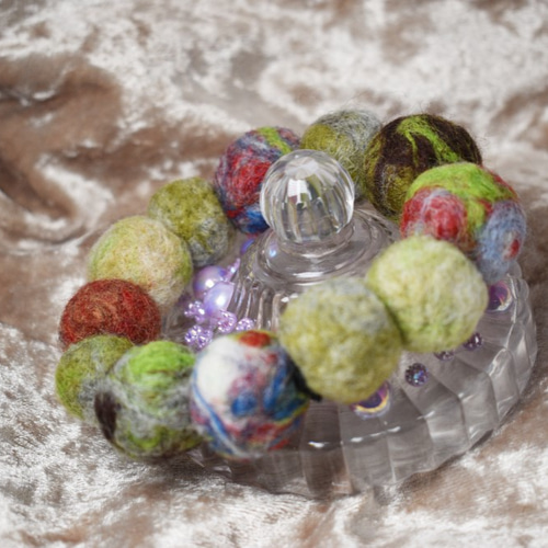 マーブル羊毛フェルトボールのシュシュ♡ヘアゴム♡ポンポン♡グリーン  