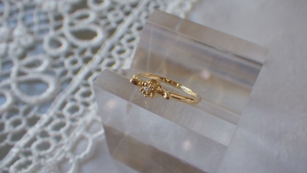 実際につけられるベビーリング　K18YG　すずらん１輪