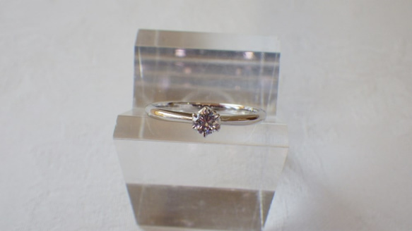 普段使い出来る婚約指輪　Pt900　６本爪ダイヤリング　約０．１ct 2枚目の画像