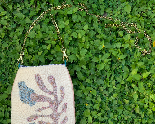 サンゴ刺繡サイドバックポーチ/ハンドメイドバッグ/パンチニードル