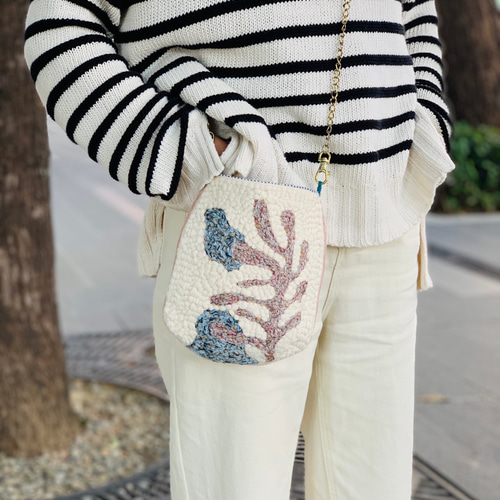 サンゴ刺繡サイドバックポーチ/ハンドメイドバッグ/パンチニードル
