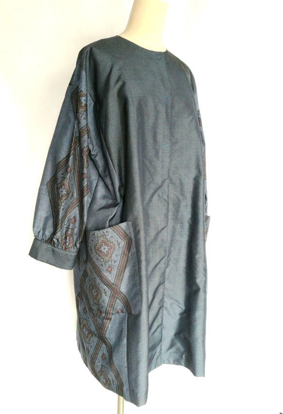 着物リメイク 大島紬 ブルーモザイク ジャケット ロングコート 4枚目の画像