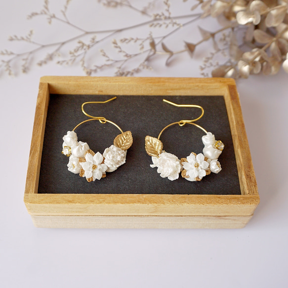 ホワイトフラワー ハーフリース ピアス / イヤリング イヤリング