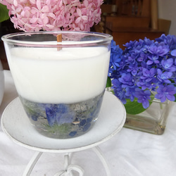二層のソイジェルお花のグラスキャンドル(青ニゲラと白ニゲラ)プルメリアの香り 3枚目の画像