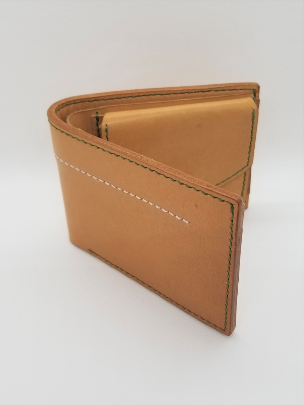 全て手縫いで仕上げた二つ折り財布（ヌメ革、縫い糸グリーン）Sale！
