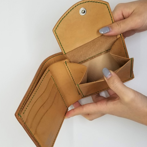 全て手縫いで仕上げた二つ折り財布（ヌメ革、縫い糸グリーン）Sale