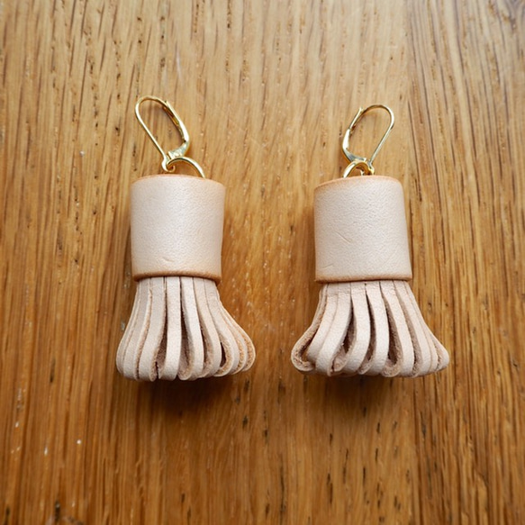 タッセル？茶筅 ピアスorイヤリング ナチュラル ベージュ 本革 ピアス